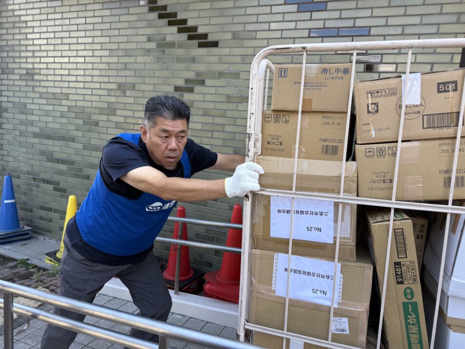 フードドライブで集まった食料品の仕分け作業に協力しました!